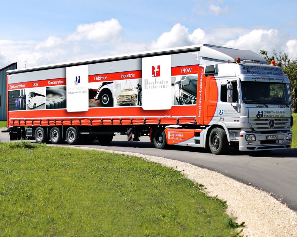 LKW mit Firmenlogo